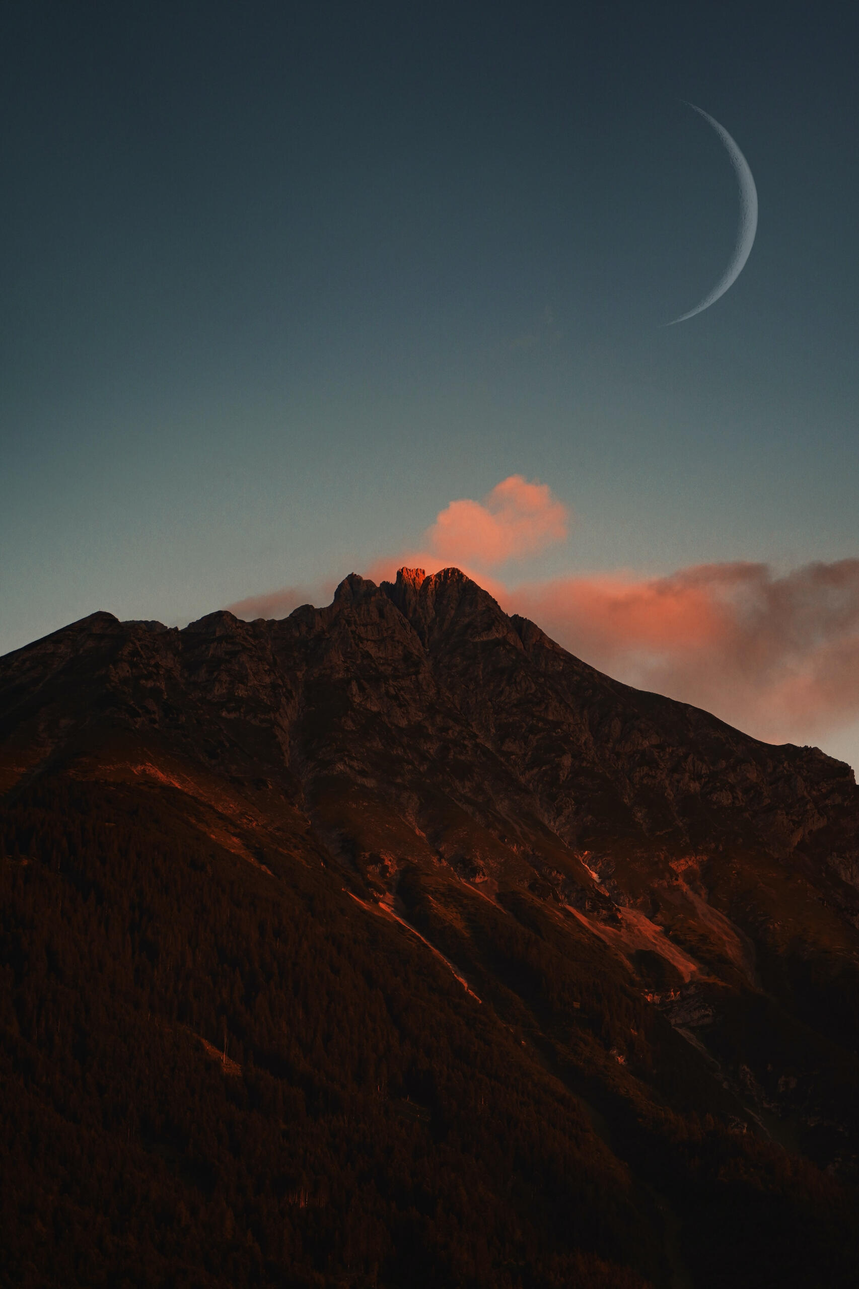 Photo de paysage Magnifique vue sur une montagne au couché de soleil avec la lune en quartier